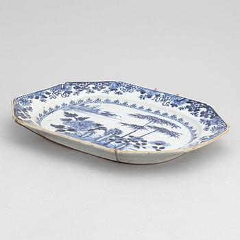 A blue and white serving dish, Qin g dynasty, Qianlong (1736-95).