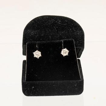 Örhängen vitguld 18K och briljantslipade diamanter.