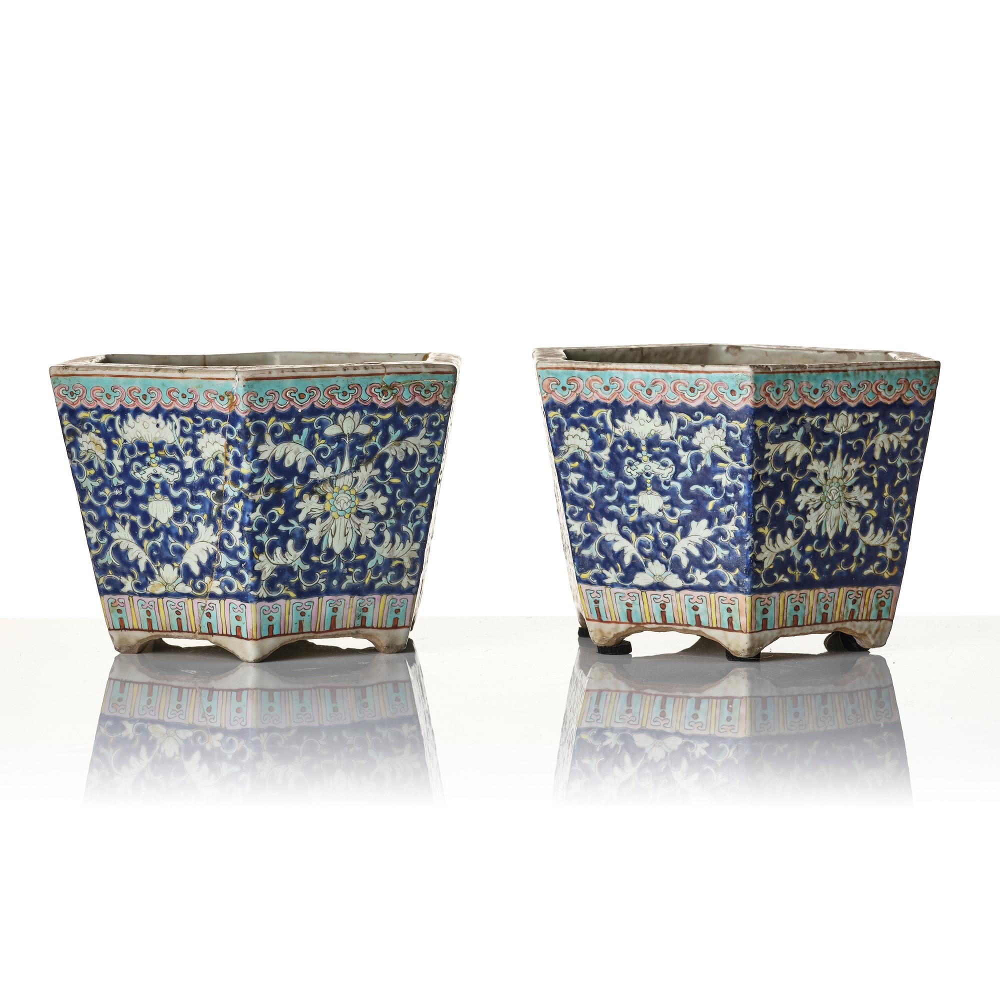 Ytterfoder, två stycken, porslin. Sen Qingdynasti/tidigt 1900-tal.