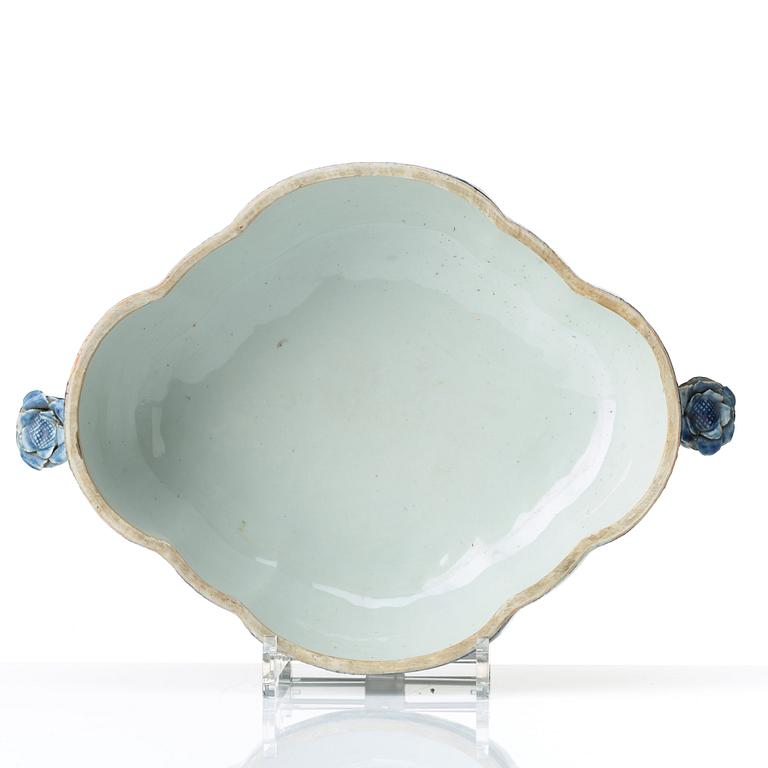 A melon shaped blue and white tureen with cover, Qing dynasty, Qianlong (1736-95).