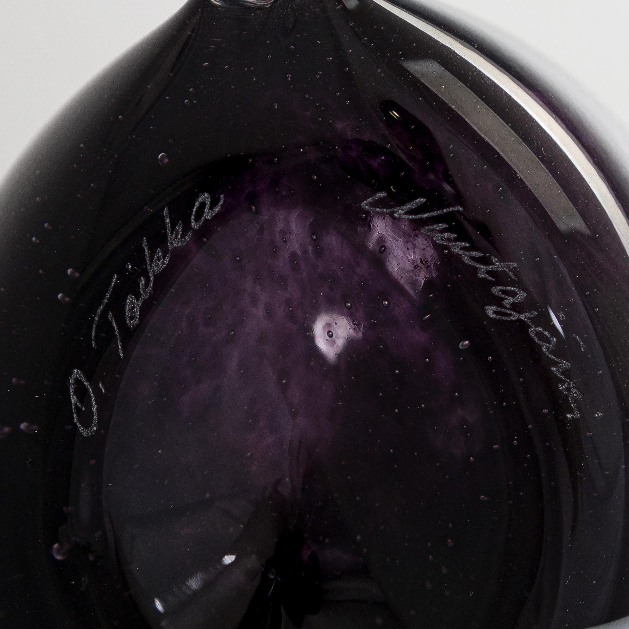 Oiva Toikka, a 'Penguin' glass bird, signed O. Toikka Nuutajärvi.