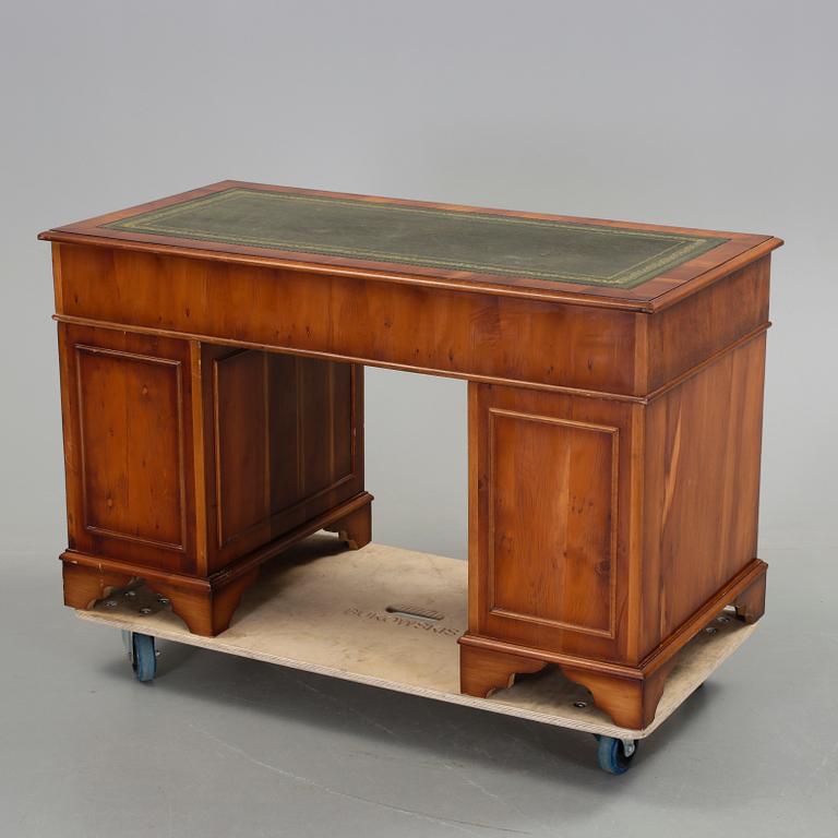 SKRIVBORD, engelsk stil, 1900-talets andra hälft.