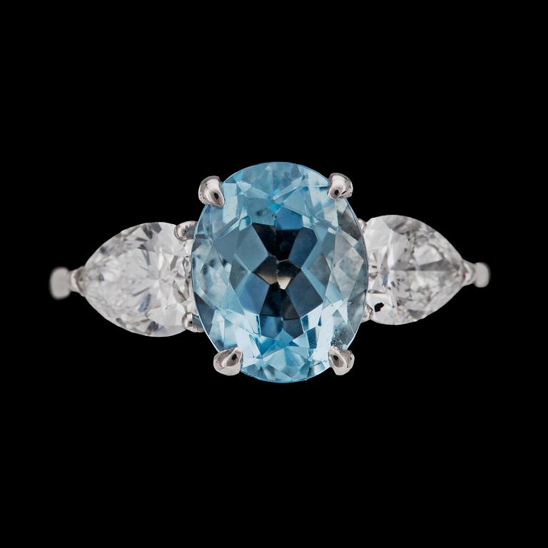 An aquamarine and drop cut diamond ring, tot. app. 1.40 cts.