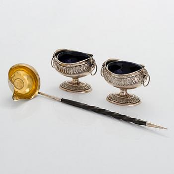 Henrik Christian Stockfleth, suolakkopari, hopeaa, Kööpenhamina 1830, ja punssikauha, hopeaa, Lontoo 1801,.