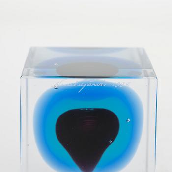 Oiva Toikka, annual glass cube 1998, signed Oiva Toikka Nuutajärvi 1998, 234/2000.