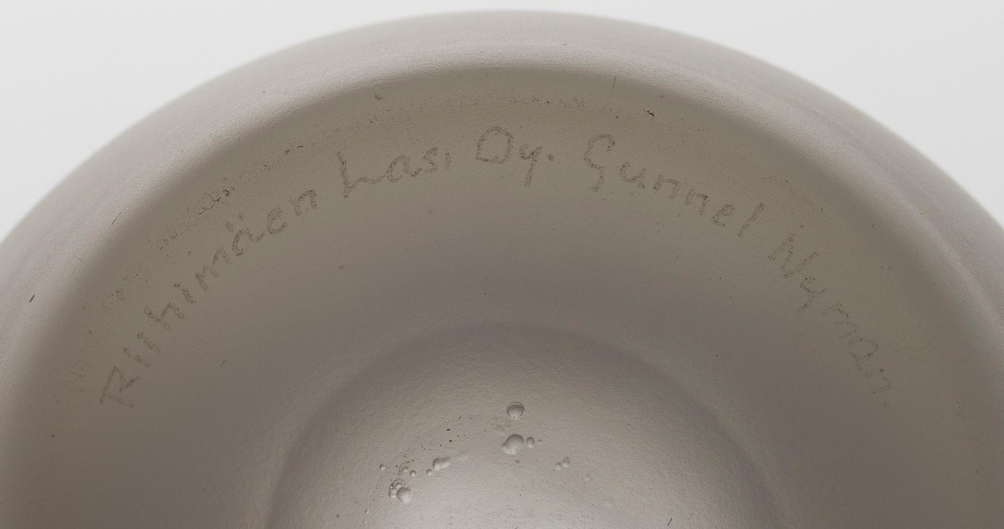 GUNNEL NYMAN, A VASE. Signed Riihimäen Lasi Oy. Gunnel Nyman, 1940s.