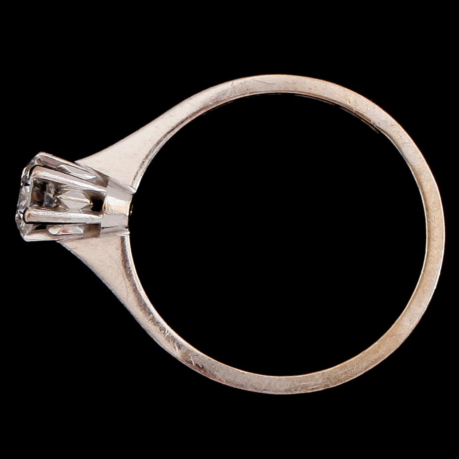 RING, 18 k vitguld och briljantslipad diamant 0.41 ct enligt gravyr, svenska stämplar 1975. Total vikt ca 3 g.