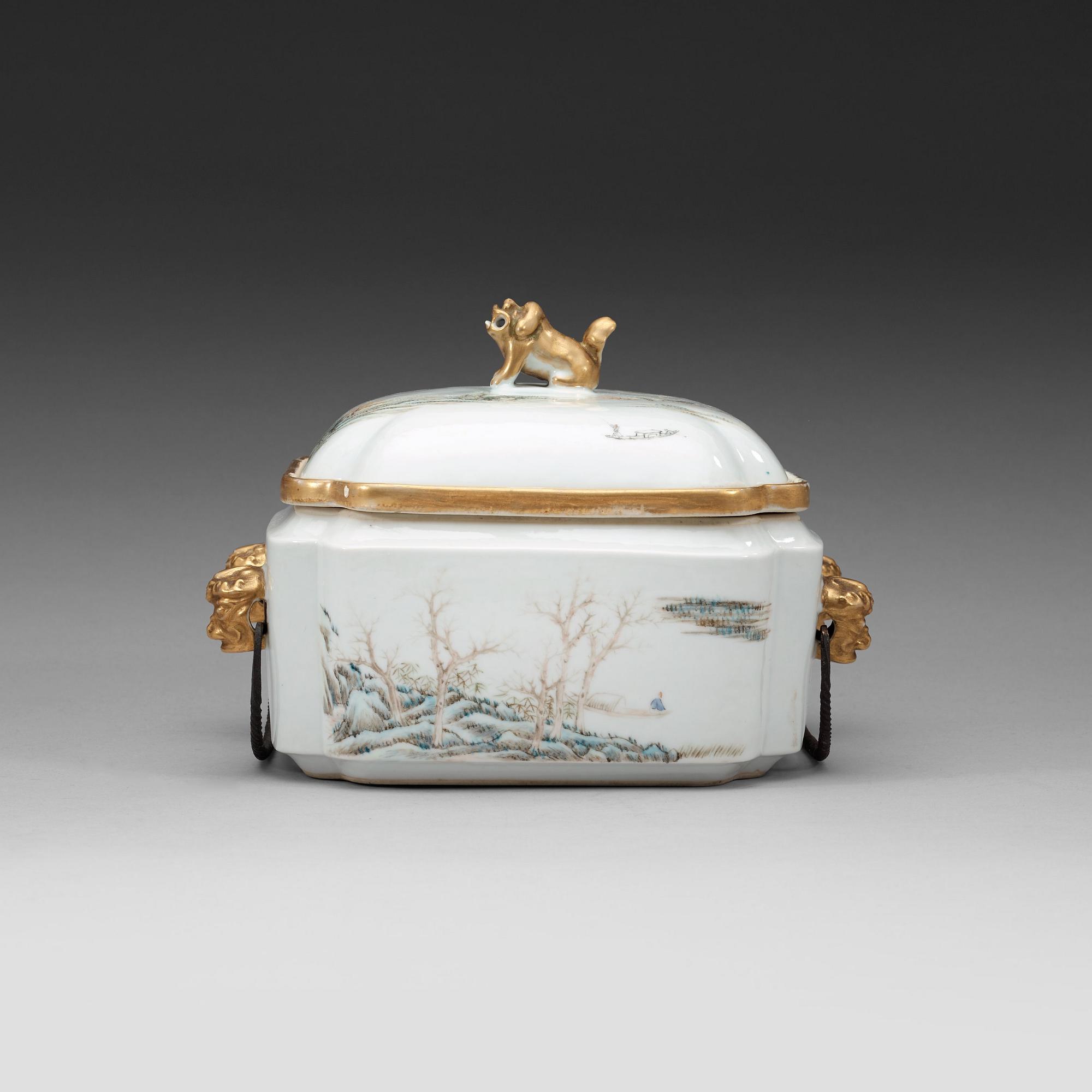 MATBEHÅLLARE med LOCK och yttre VÄRMARE, porslin. Qingdynastin, Guangxu sex karaktärers märke och period (1875-1908).