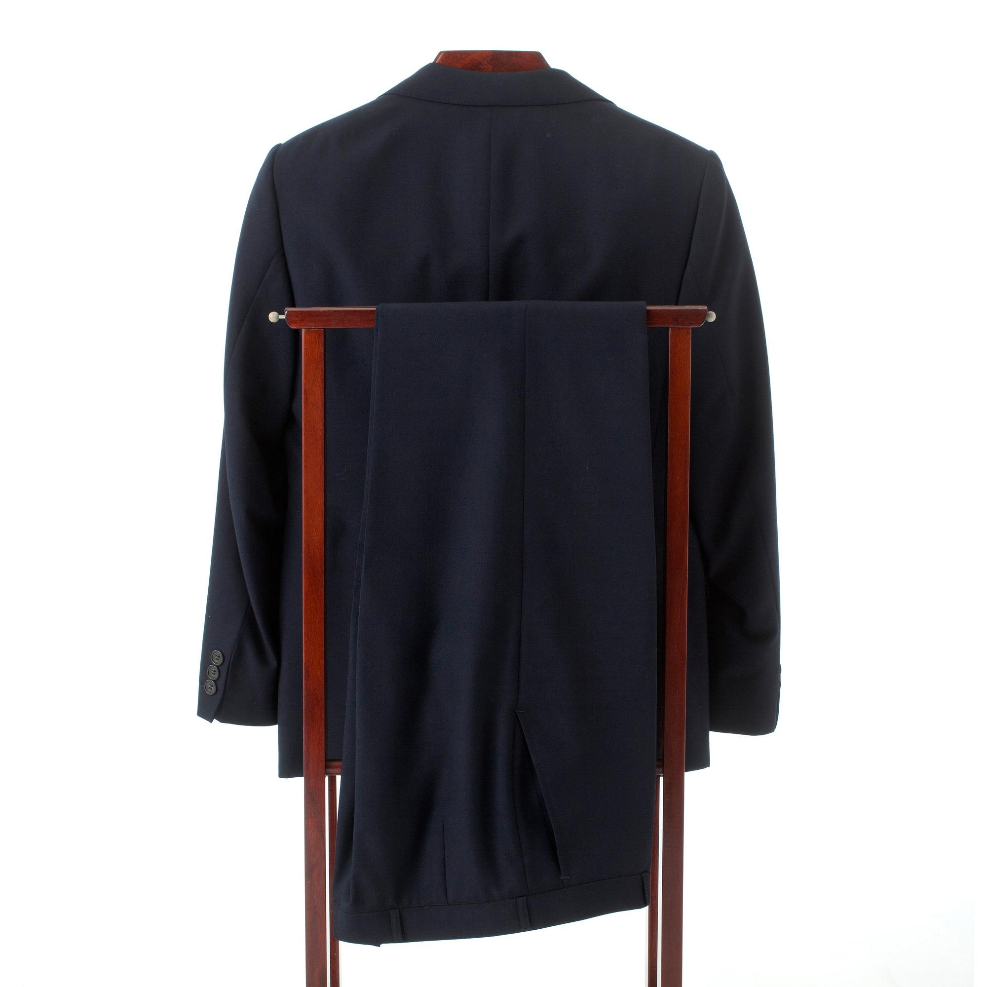 GÖTRICH, a men's suit consisting of jacket, vest and pants.