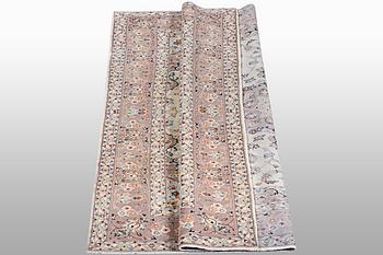 A carpet, Kashan, ca 295 x 195 cm.