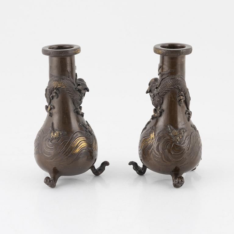 A pair of bronze vases, Japan, Meiji (1868-1912). Signed.