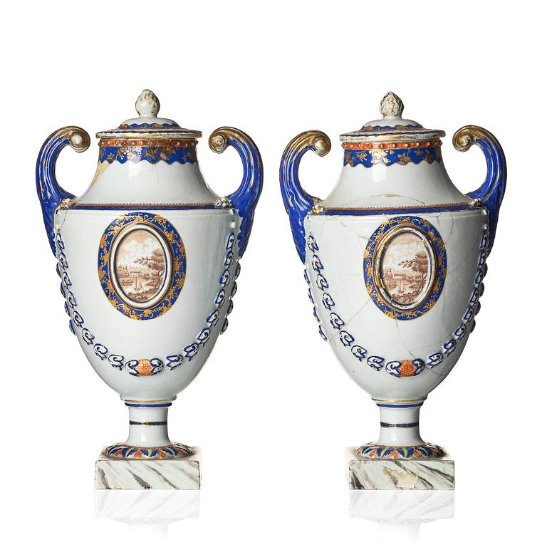 Urnor, ett par, kompaniporslin. Qingdynastin, Qianlong (1736-95).