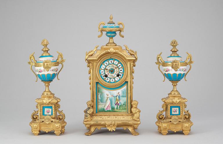 BORDSGARNITYR, 3 delar, porslin och förgylld brons. Louis XVI-stil. 1800/1900-tal.