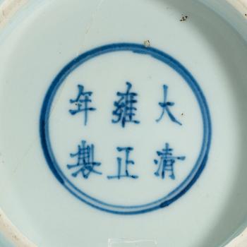 SKÅLAR, två stycken, porslin. Qing dynastin, 1700-tal med Yongzheng sex karaktärers märke.