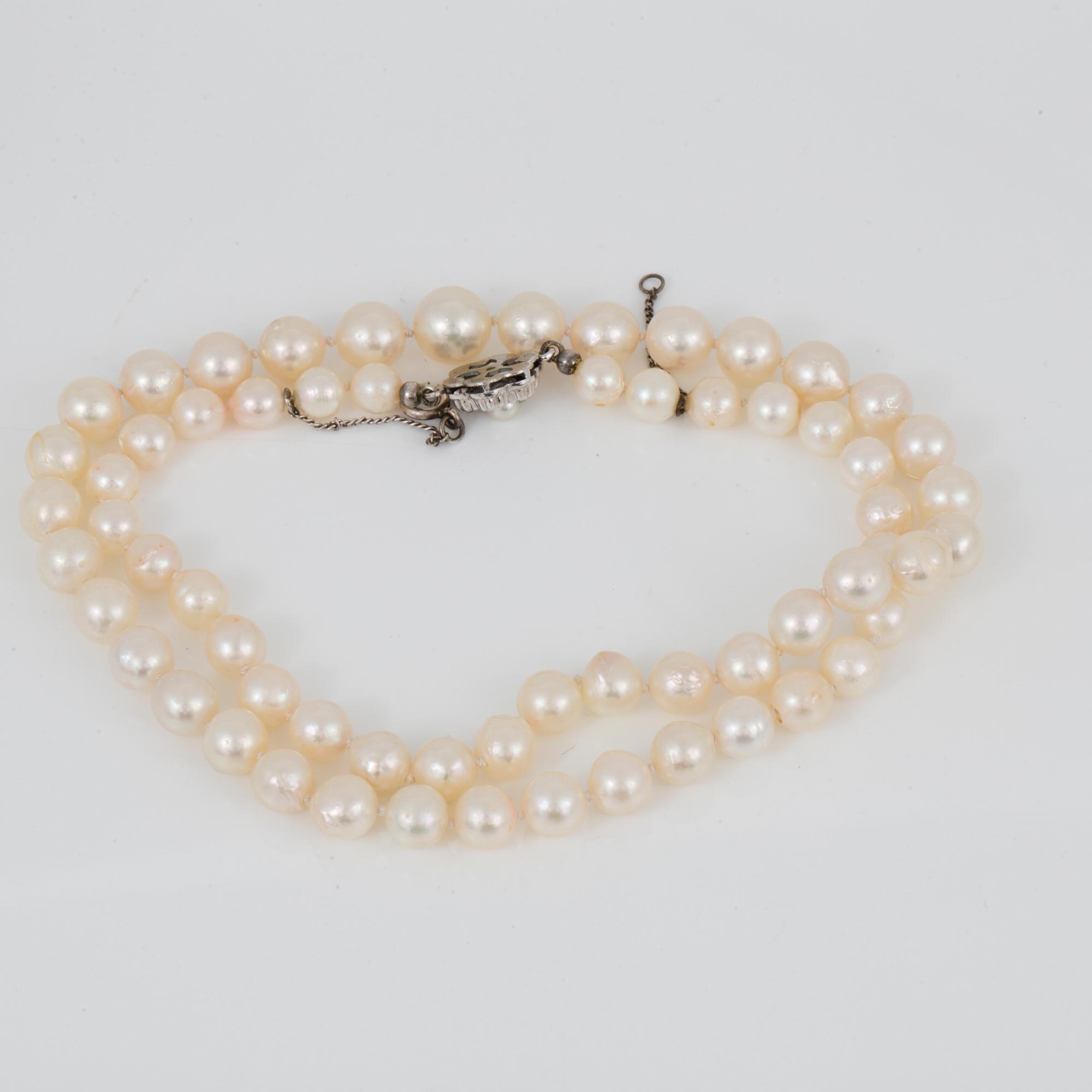 COLLIER, med odlade pärlor och lås i silver.