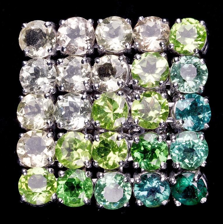 A Gavello green precious stone ring.