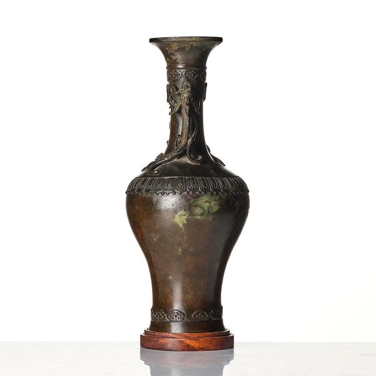 An elegant bronze vase, late Ming dynasty/early Qing dynasty with a Xuande mark.