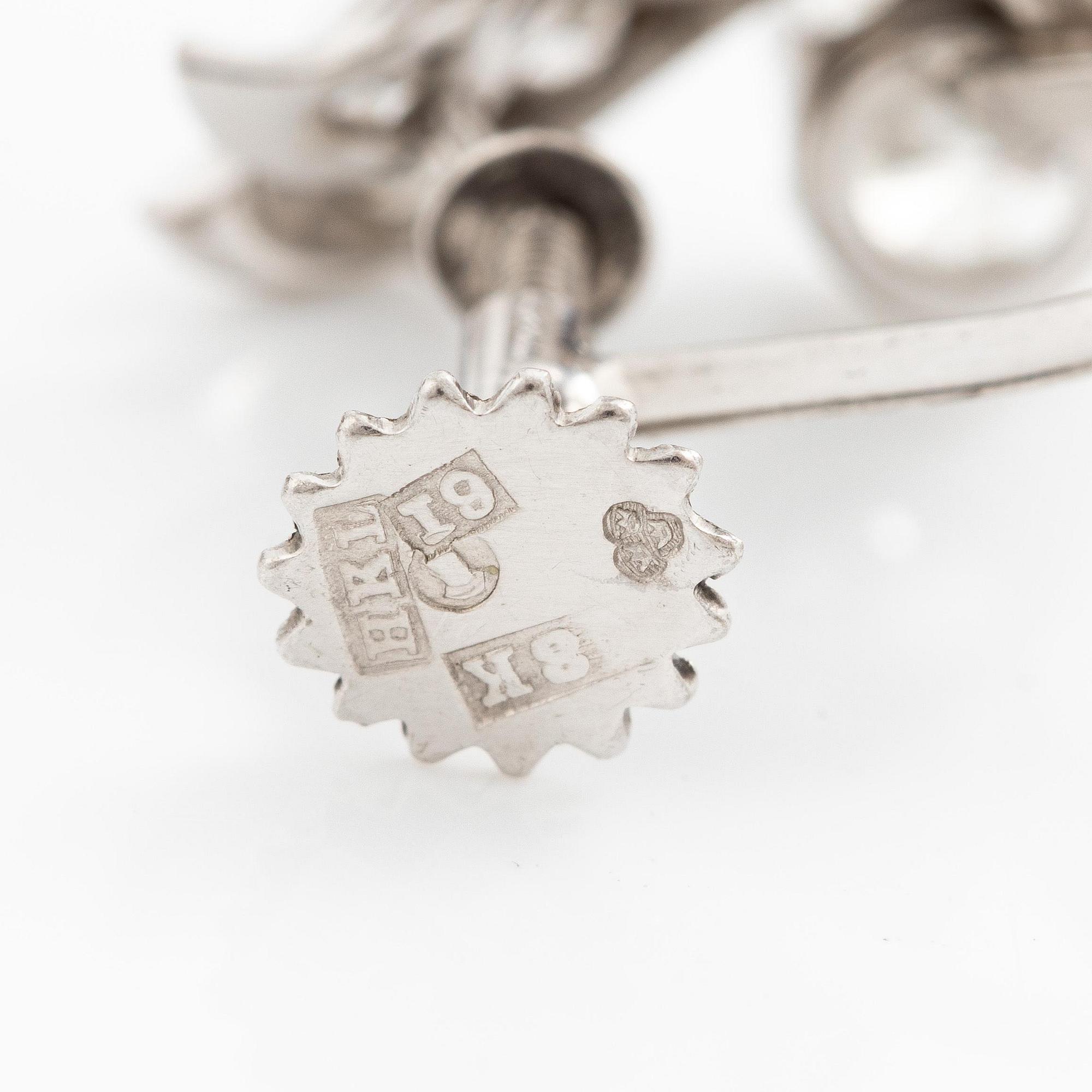 Ett par örhängen 18K vitguld med runda briljantslipade diamanter.