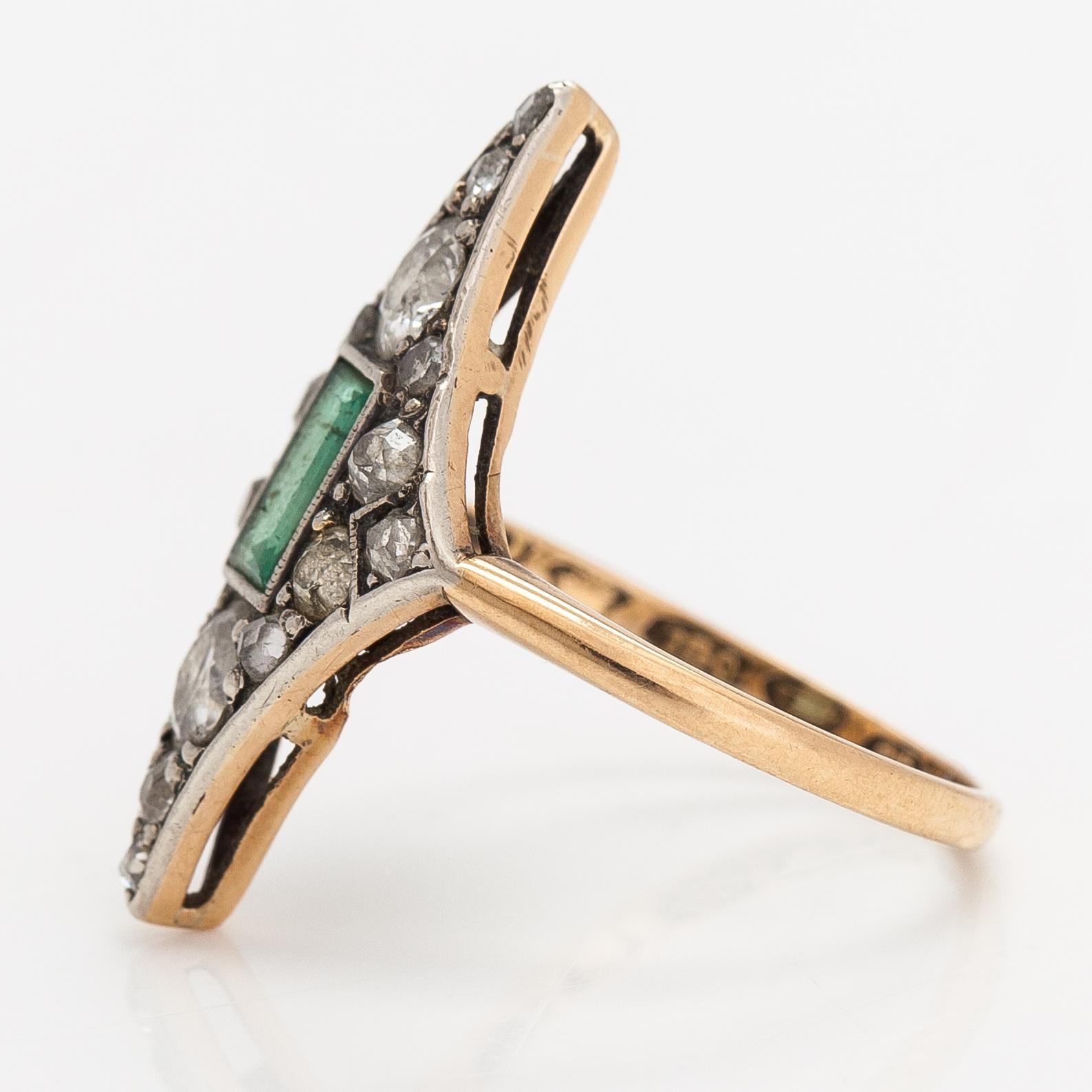 An 18K gold ring with an emerald and diamonds ca. 0.68 ct in total. A Tillander, Helsinki 1922.
