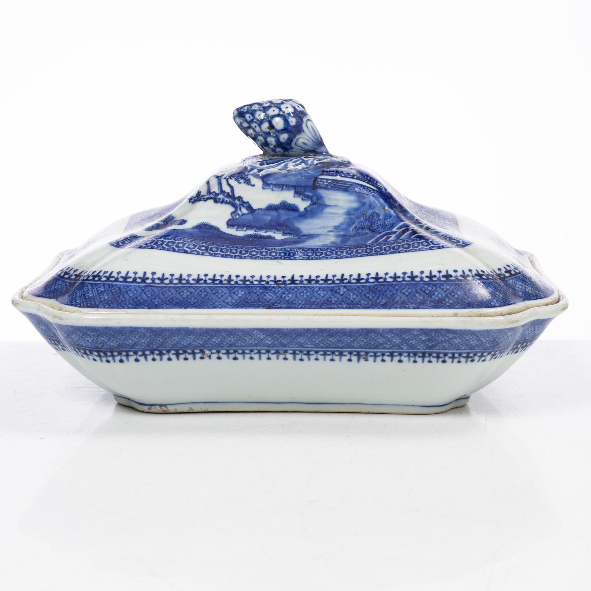 A Chinese blue and white porcelain tureen with cover and a serving dish, Qing dynasty, Qianlong and Jiaqing.