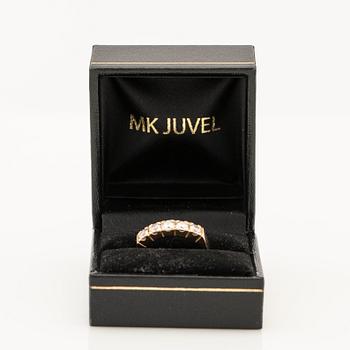 Alliansring, 18K guld med fem briljantslipade diamanter.