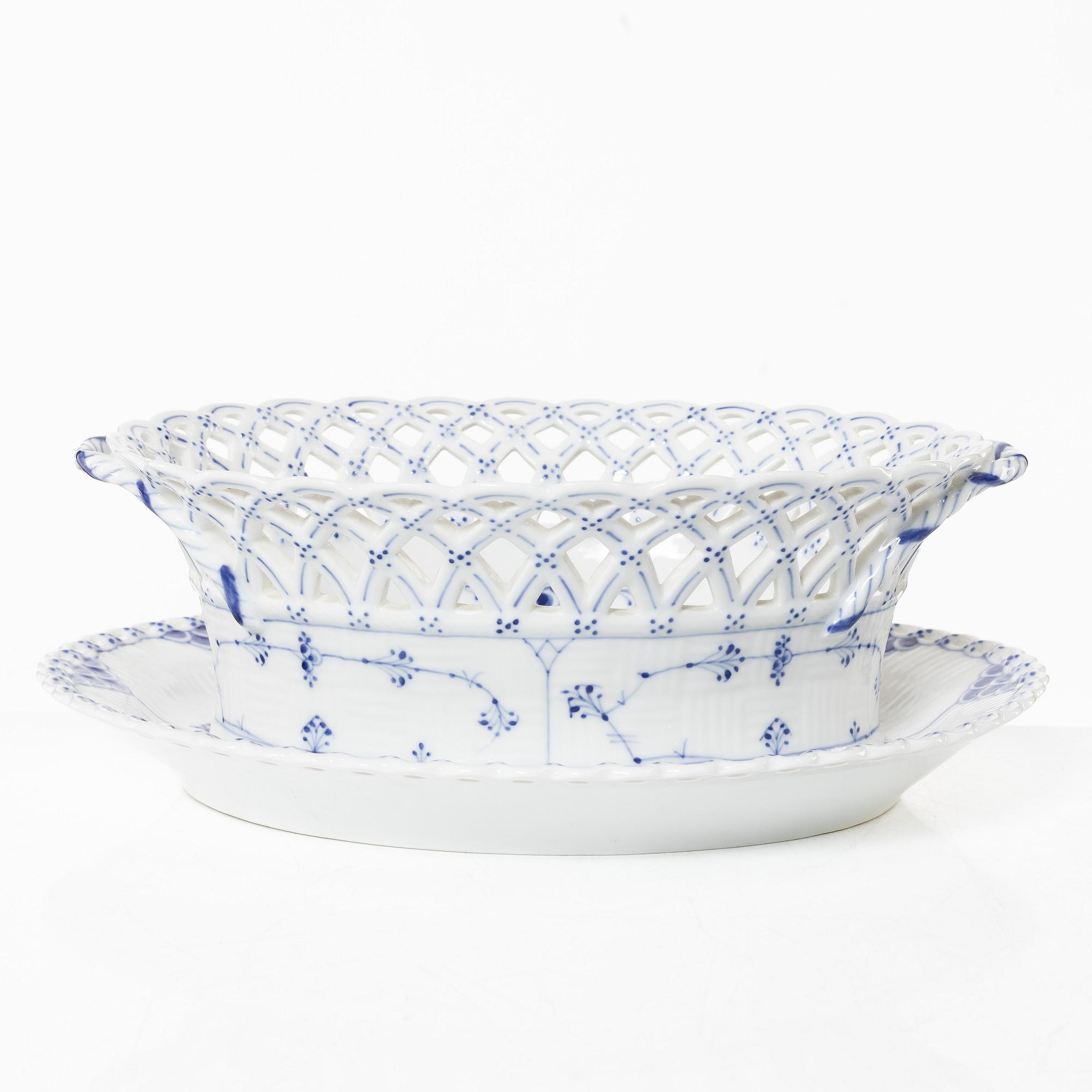 Royal Copenhagen, a 'Musselmalet' / 'Blue Fluted' porcelain bowl and a dish, Denmark 1889-1922.