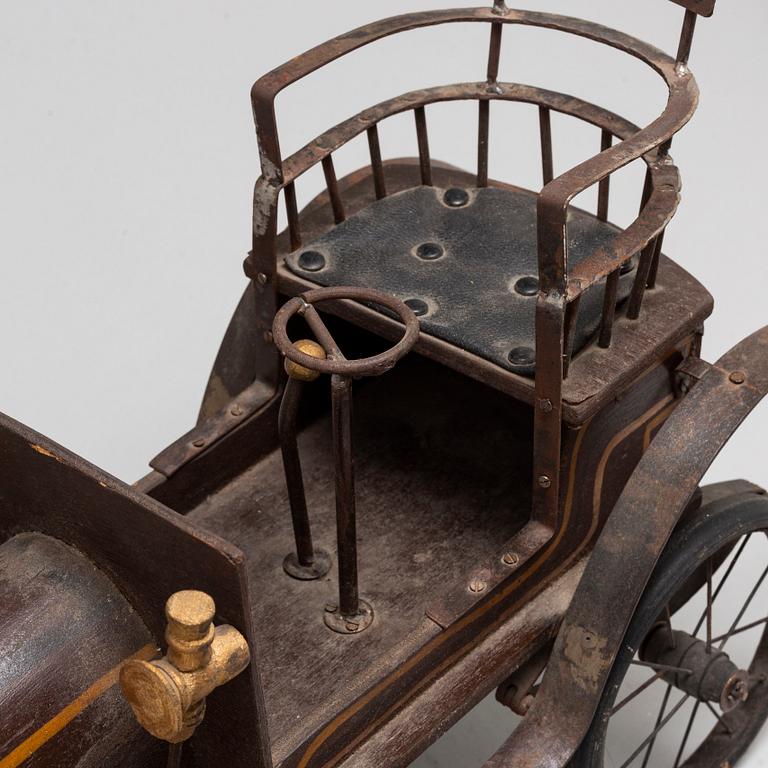 A model of a car from the early 20th century.