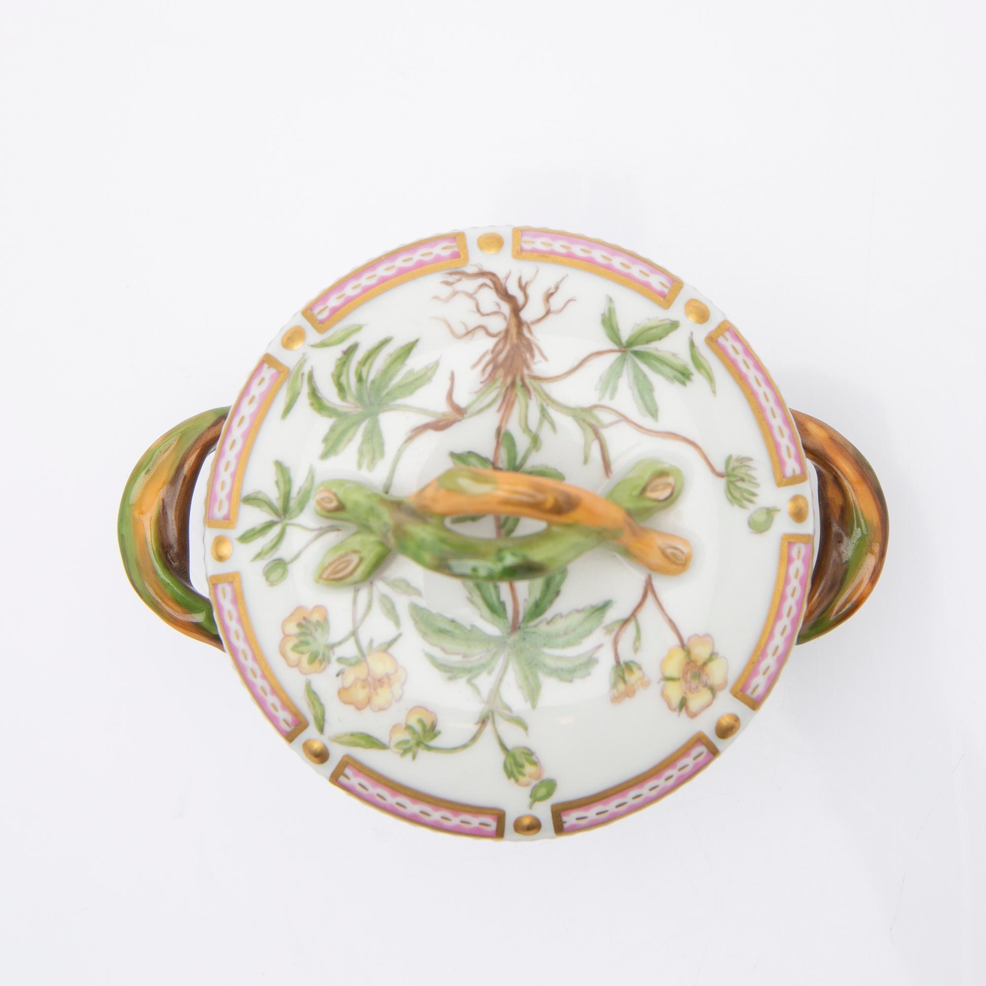 Royal Copenhagen, Sugar bowl with lid, porcelain. "Flora Danica", Royal Copenhagen, Denmark, 20th century.