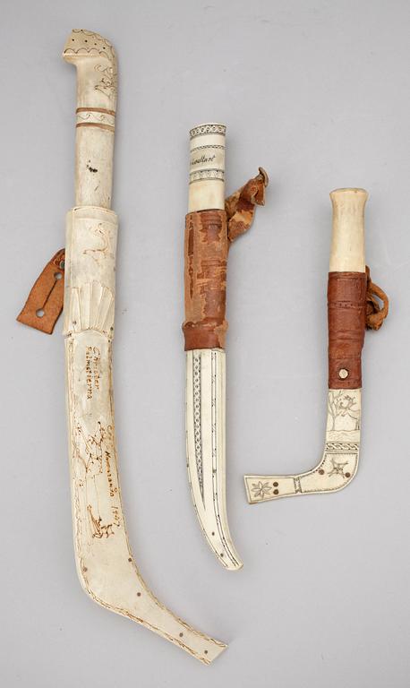 SAMEKNIVAR, 3 st, renhorn och läder, 1900-tal.
