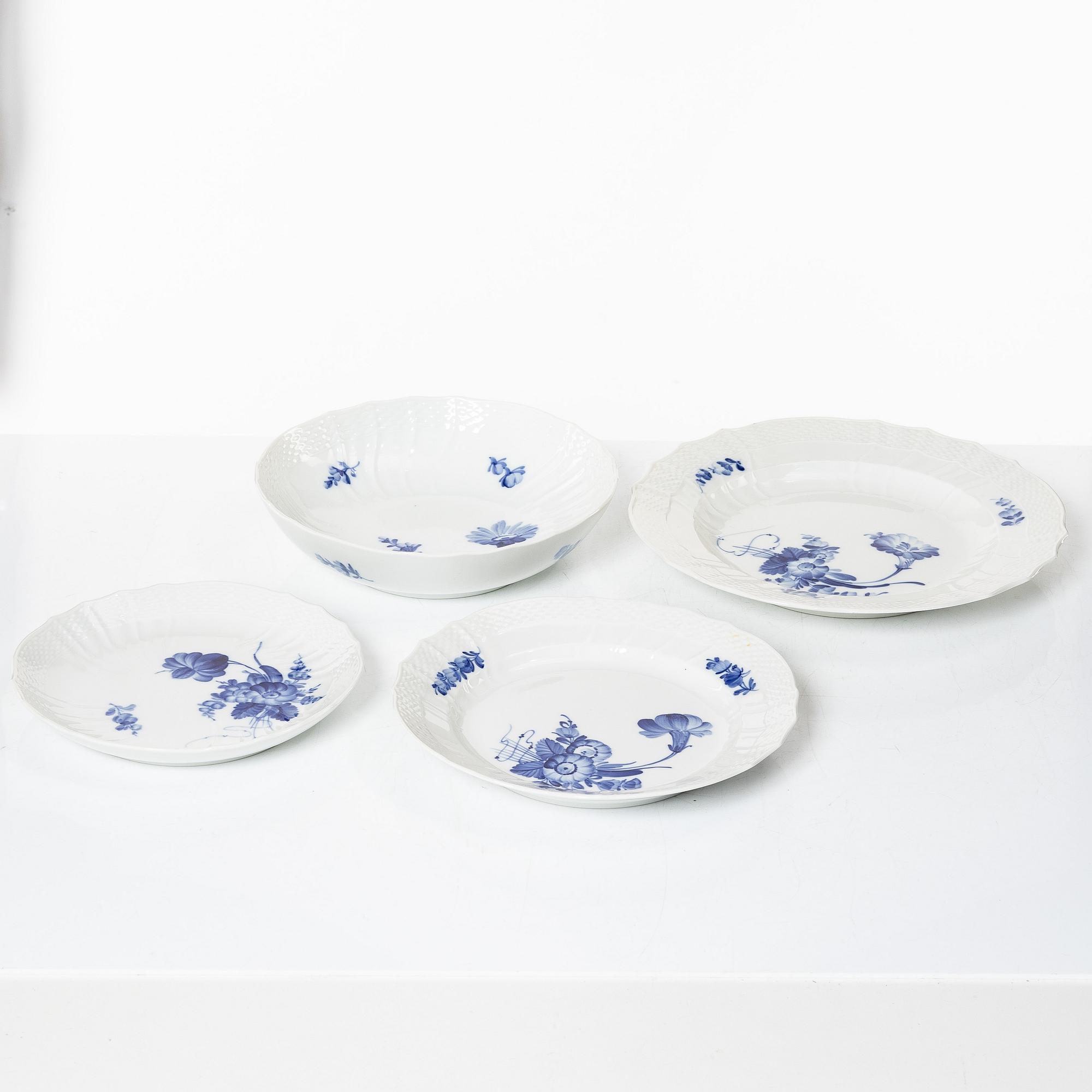 Royal Copenhagen, servisdelar, 67 delar, "Blå blomst", Danmark.