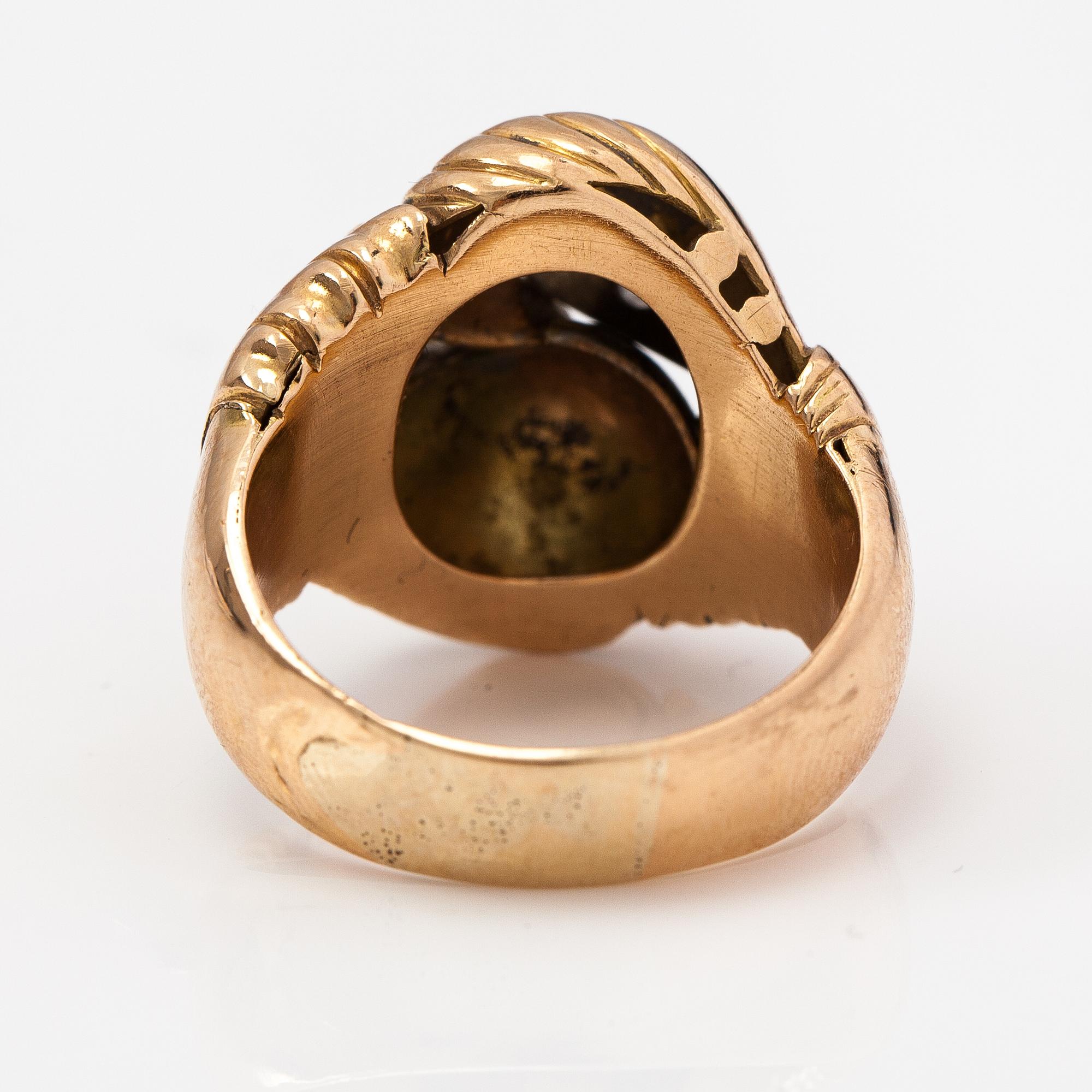 A 14K gold ring with diamonds ca. 0.12 ct in total.