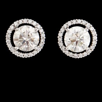 ÖRHÄNGEN, 1 par, 18 k vitguld, solitära briljantslipade diamanter ca 1.96 ct, mindre briljantslipade diamanter tot 0.22.