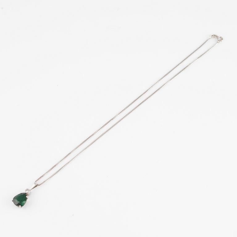 Pendant, 18K white gold with drop-shaped green tourmaline and brilliant-cut diamond, with 18K white gold chain.