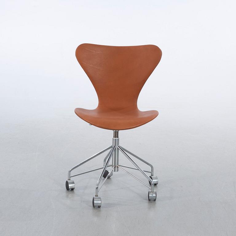 ARNE JACOBSEN,  A "Sjuan" chair, Fritz Hansen, Denmark, 1900-talets senare del.