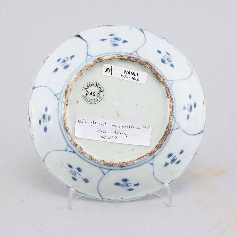 A small dish in blue and white porcelain, Wanli (1573-1620).