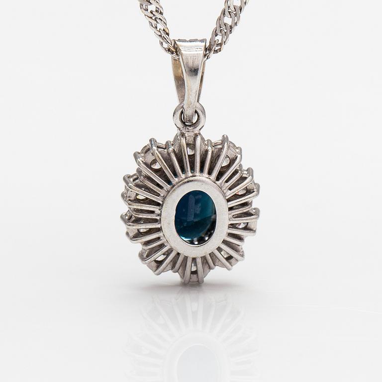 An 18K white gold necklace with a sapphire and diamonds ca. 0.60 ct in total.