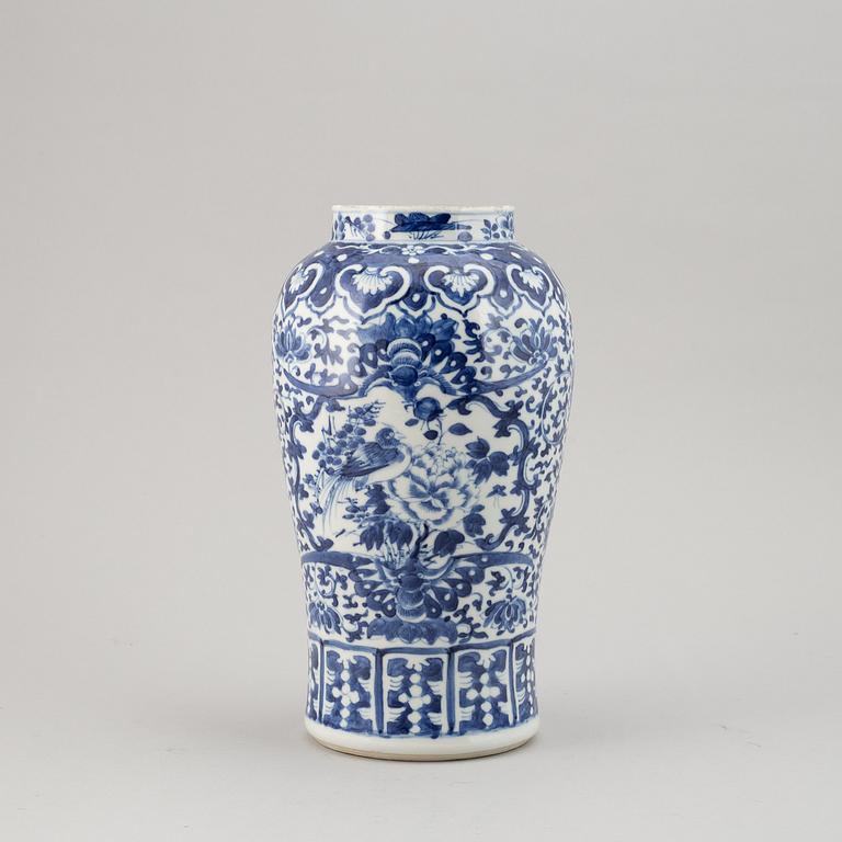 A blue and white vase, Qing dynasty, late 19th century.