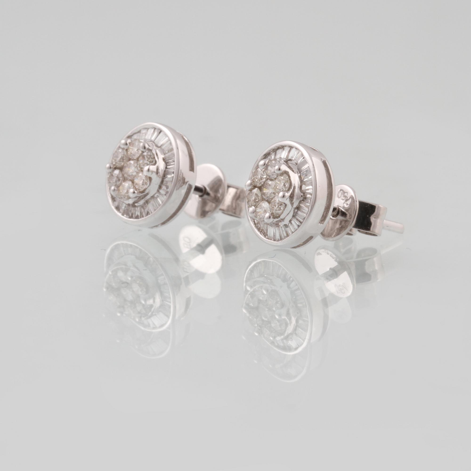 ÖRHÄNGEN, 18K vitguld med briljant och baguetteslipade diamanter ca 0.48 ct. Vikt 2,1 gram.