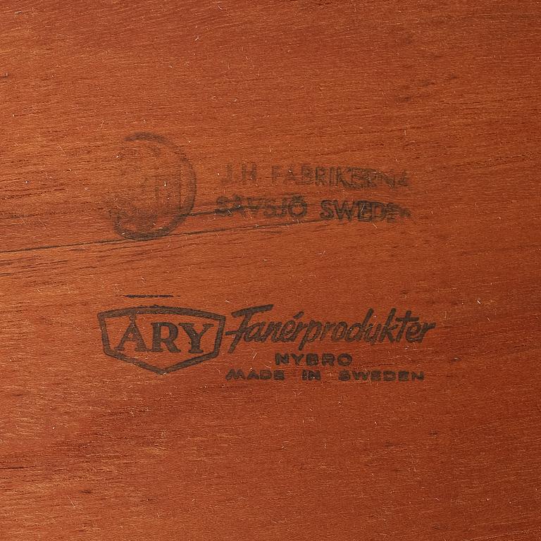 A drinks trolley from J-H Fabrikerna, Sävsjö, 1960-tal.Två lösa, runda brickor fanerade med teak. Märkta J-H Fabrikerna.