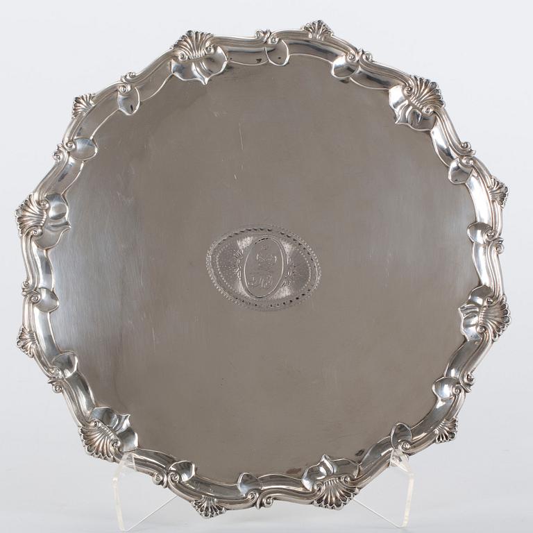 SALVER. Silver. John Carter II, London 1768. Vikt ca 1300 gram.