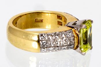 Ring 18K guld yellow-green stone and princess-cut diamonds approx 1,5 ct.