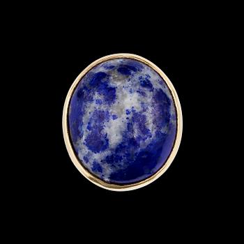 RING, 18k guld samt cabochonslipad lapis med kvartsit, Cecilia K I Johansson, Göteborg, 1970. Vikt 14 g.