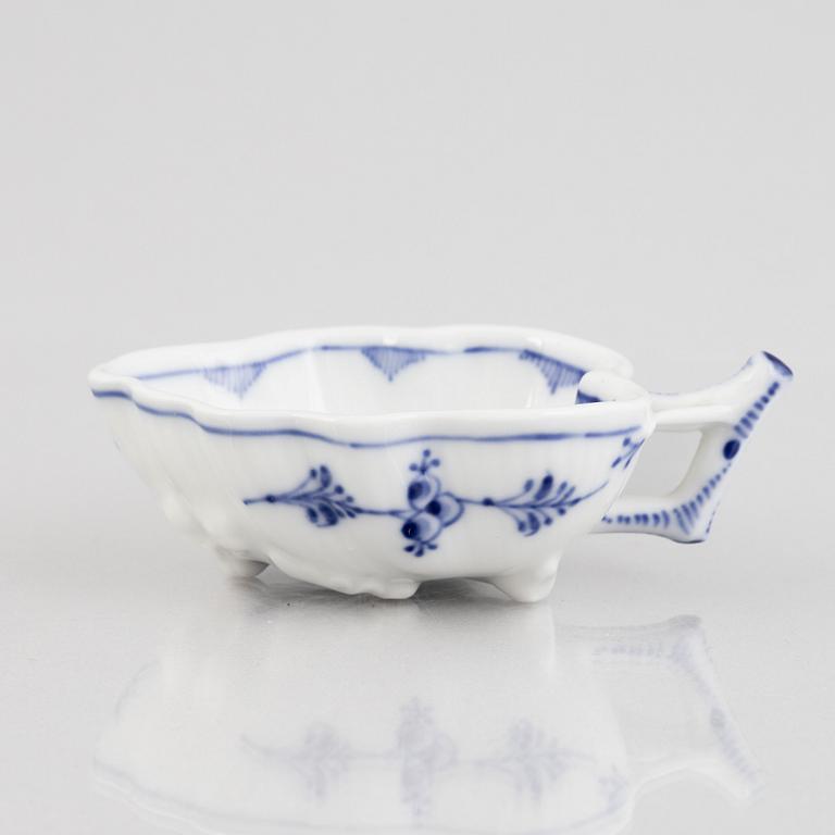 A 'Blue Fluted Plain' small porcelain dish with handle, Royal Copenhagen, model '148', 1898-1923.