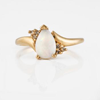 RING, 10K guld med 6 briljantslipade diamanter samt cabochonslipad vit opal. Vikt 2,4 gram.