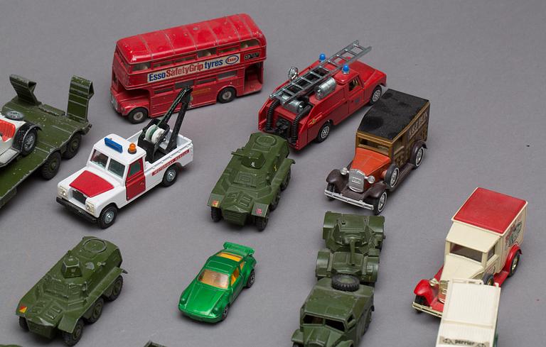 LEKSAKSBILAR, 18 st, Dinky Toys, Matchbox Lesley mfl, England. 1900-talets mitt.