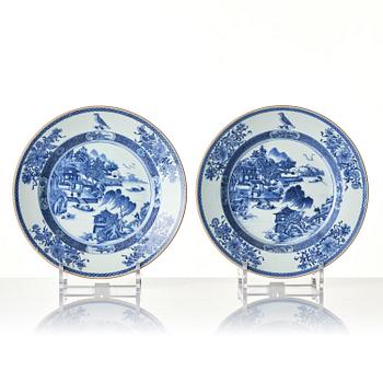 A set of six armorial dinner plates, Qing dynasty, 18th century.