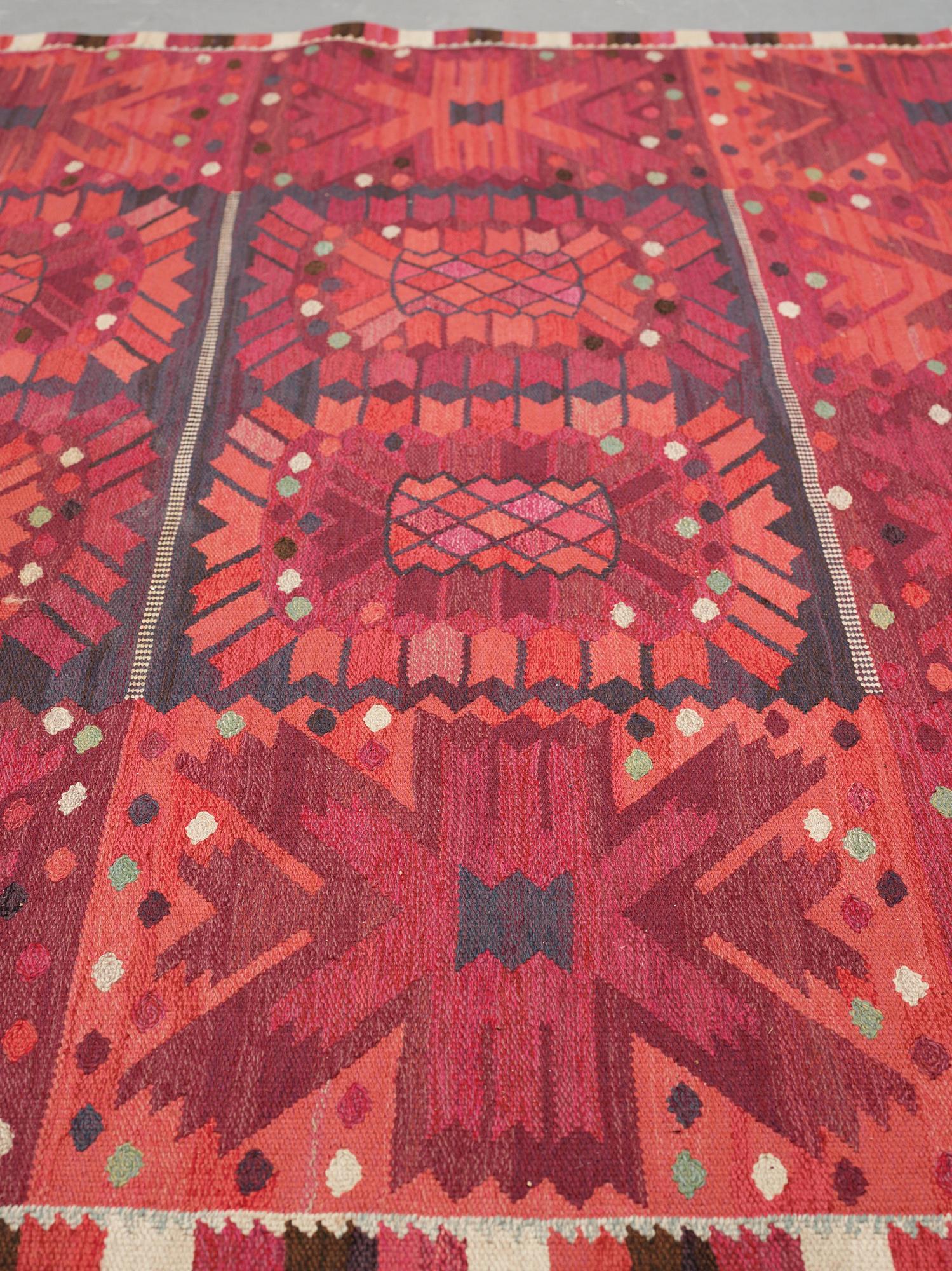 Barbro Nilsson, Matto, "Nejlikan röd", flat weave, ca 320-323 x 251 cm, signed AB MMF BN.