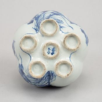 A blue and white porcelain tulip vase, Qing dynasty, Guangxu (1872-1908).