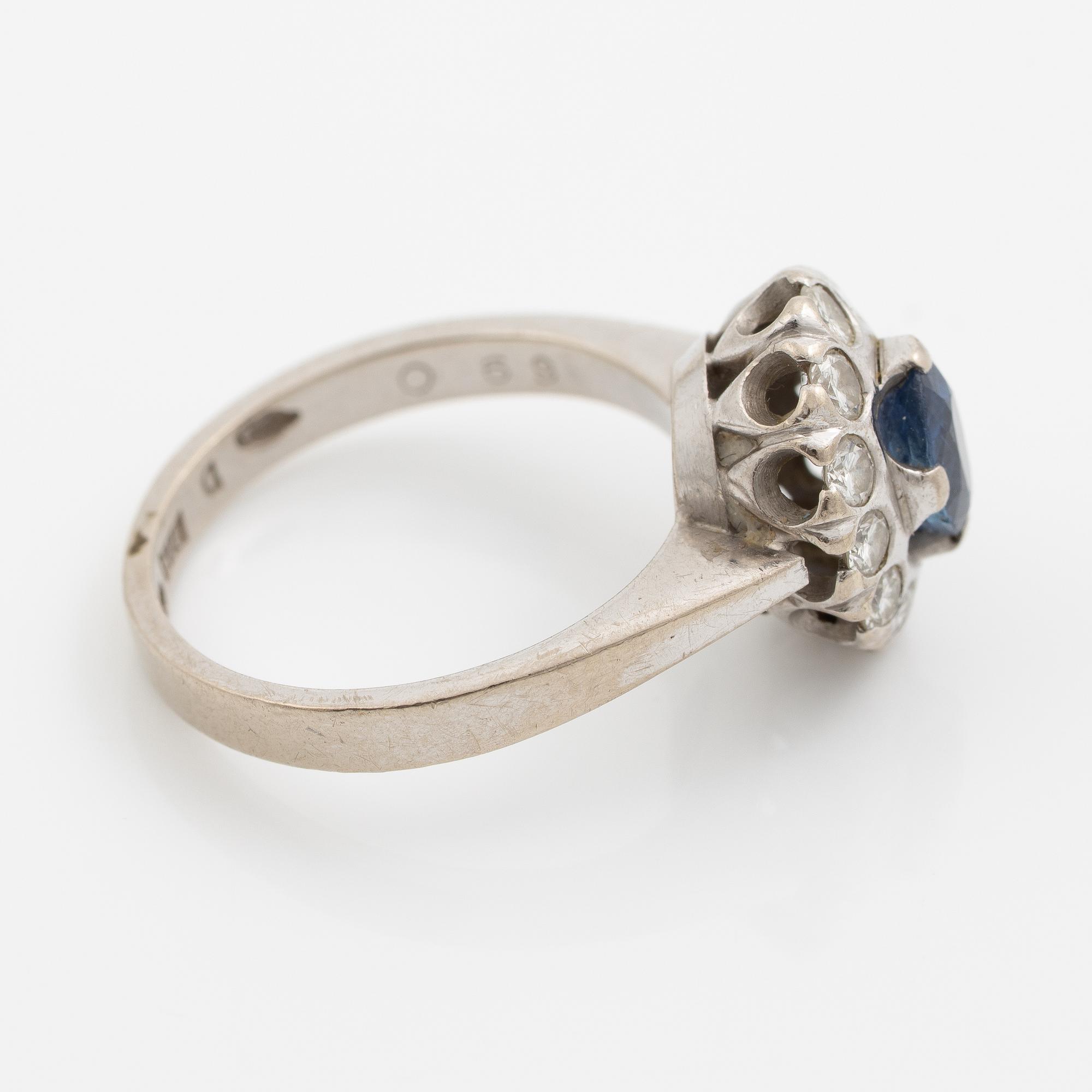 Ring, carmosemodell, 18K vitguld med safir och briljantslipade diamanter.