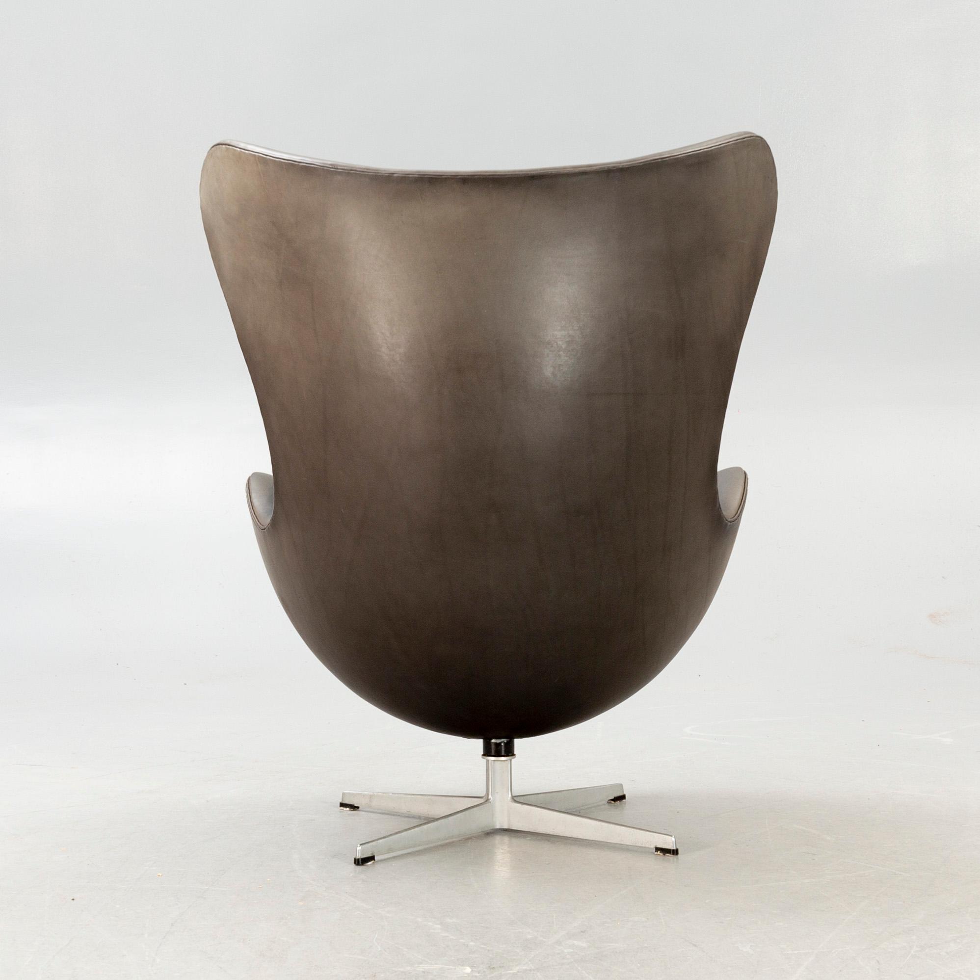An Arne Jacobsen, aluminium and leather armchair, "Ägget" for Fritz Hansen designed in 1958.